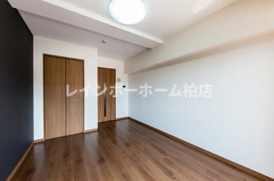 特典：仲介手数料が50％OFFです‼の居間・リビング|こちらのリビングで趣味の時間をお楽しみください