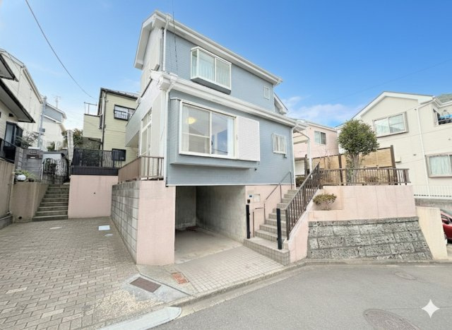 泉区白百合３丁目　中古戸建ての外観|◆一戸建てを中心とした街並みが整然と続き、周辺は高い建物が建っていないので、緑の多い閑静な趣を感じる環境です。街並みや周辺環境も重要なポイントです！！
