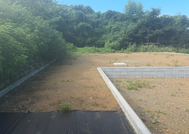 【外観】 | 土地購入を検討されている場合、境界杭がない状態で購入してしまうと境界確定測量をする必要があり、費用がかかります。購入の前に、売主、隣土地所有者立ち合いのもと境界を確定し境界杭を設置するのがベストです。