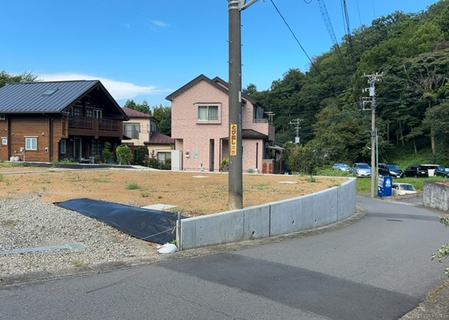 【外観】 | 現地に行くなら、物件の周囲の地形がどうなっているかを見ることも大切です。周辺より低くなっている土地では、大雨などで水が集まりやすいため、地盤が弱くなっているということも考えられるため、注意が必要です。
