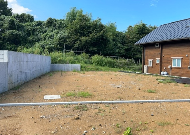 【外観】 | 土地購入を検討されている場合、境界杭がない状態で購入してしまうと境界確定測量をする必要があり、費用がかかります。購入の前に、売主、隣土地所有者立ち合いのもと境界を確定し境界杭を設置するのがベストです。