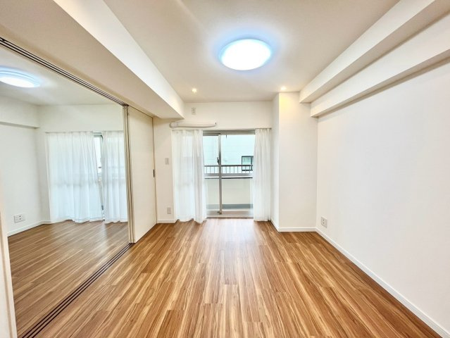パシフィック文京マンションの居間・リビング|2026.08.21撮影

現地ご見学希望・資料請求などお気軽にお問い合わせ下さい！
03-5990-5201