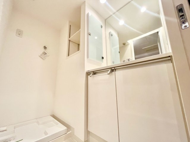 パシフィック文京マンションの独立洗面台|2026.08.21撮影

現地ご見学希望・資料請求などお気軽にお問い合わせ下さい！
03-5990-5201