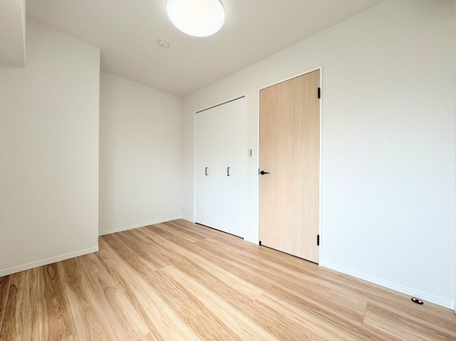シャトレー戸塚ガーデンの洋室|◆室内はいつも明るい印象なので気持ちの良い朝を迎えられます。各部屋にはクローゼットを完備しており、収納が多いお家はすっきりして快適空間です。