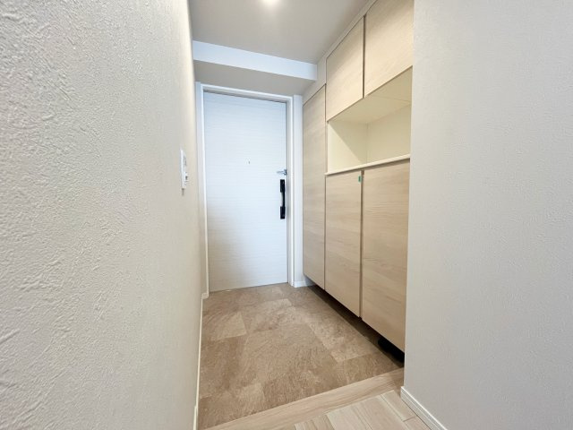 グランビュースクエアの玄関|玄関収納も広く、玄関周りをスッキリ見せられます♪