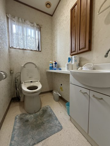 窓の先には田園風景×光あふれる吹抜けリビングの家のトイレ|落ち着いた色調のトイレです