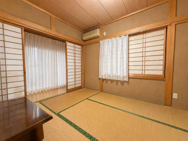 窓の先には田園風景×光あふれる吹抜けリビングの家の和室|和室があれば、来客や子供用のスペースとして活躍します