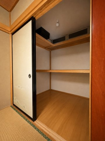 窓の先には田園風景×光あふれる吹抜けリビングの家の収納