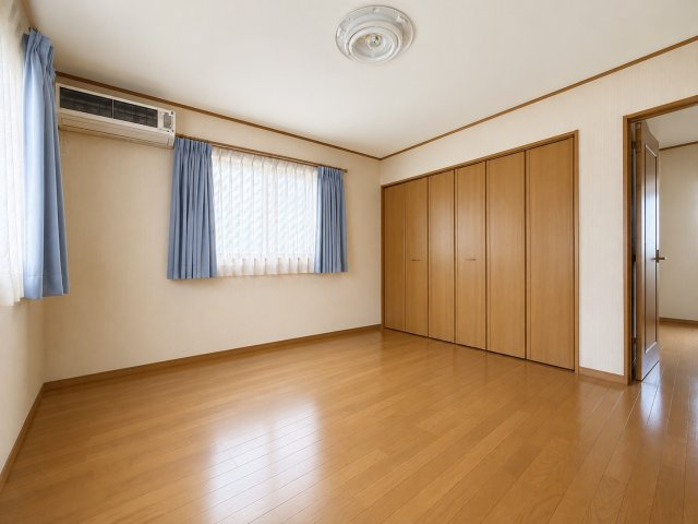 窓の先には田園風景×光あふれる吹抜けリビングの家の洋室|使い勝手のいい洋室です