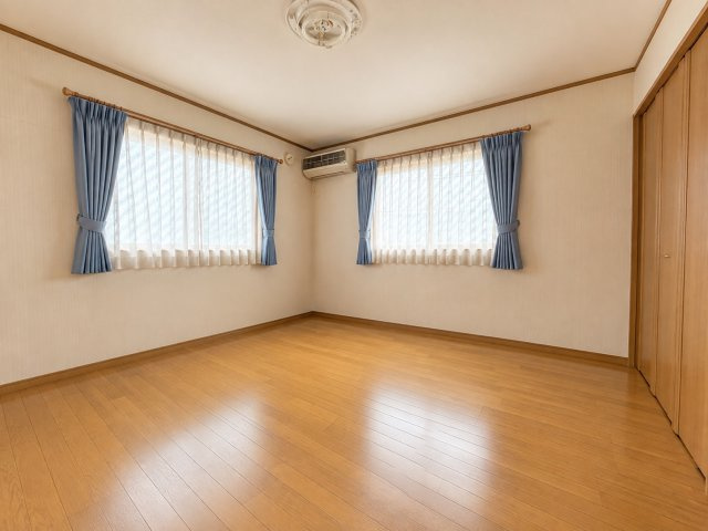 窓の先には田園風景×光あふれる吹抜けリビングの家の洋室|スタンダードな洋室です