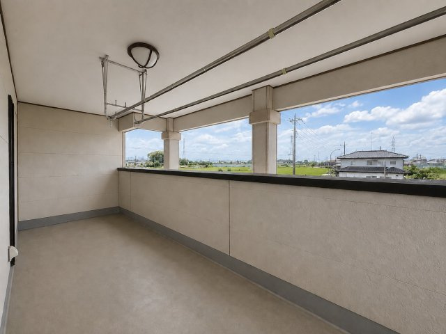 窓の先には田園風景×光あふれる吹抜けリビングの家のバルコニー|広々としたバルコニーです