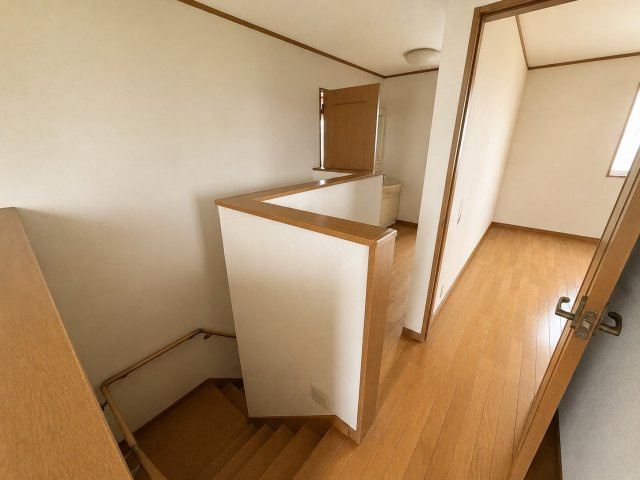 窓の先には田園風景×光あふれる吹抜けリビングの家の内装|内装もきれいです