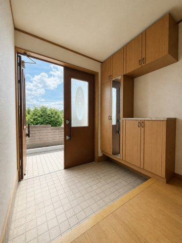 窓の先には田園風景×光あふれる吹抜けリビングの家の玄関|収納もある玄関です