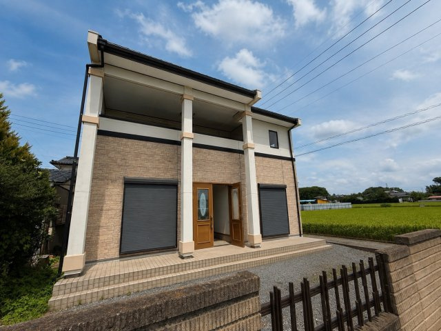 窓の先には田園風景×光あふれる吹抜けリビングの家