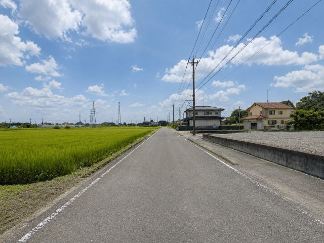 窓の先には田園風景×光あふれる吹抜けリビングの家の前面道路含む現地写真|前面道路含む現地写真です