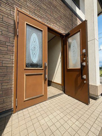 窓の先には田園風景×光あふれる吹抜けリビングの家の玄関|玄関です