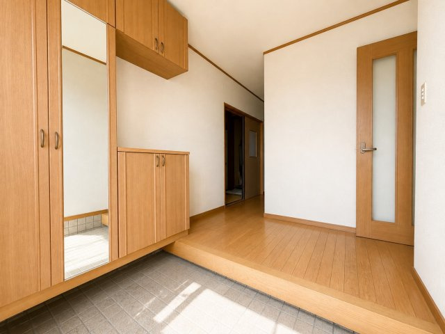 窓の先には田園風景×光あふれる吹抜けリビングの家の玄関|ゆったりとした玄関です