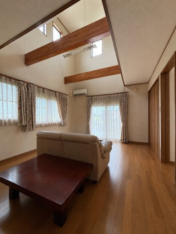 窓の先には田園風景×光あふれる吹抜けリビングの家の居間・リビング|リビングは吹き抜けで解放感があります