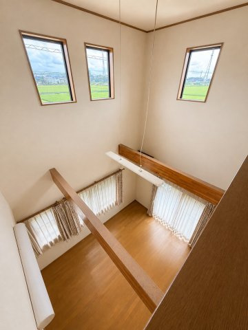 窓の先には田園風景×光あふれる吹抜けリビングの家の内装|おしゃれな内装です