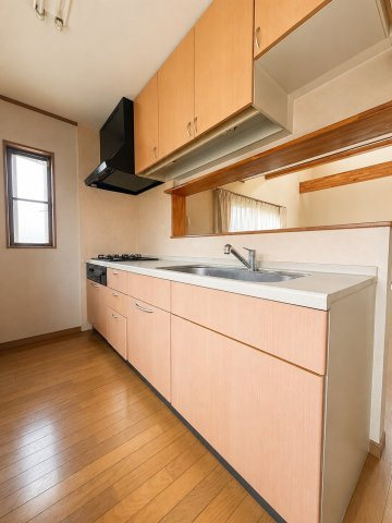 窓の先には田園風景×光あふれる吹抜けリビングの家のキッチン|きれいなキッチンです