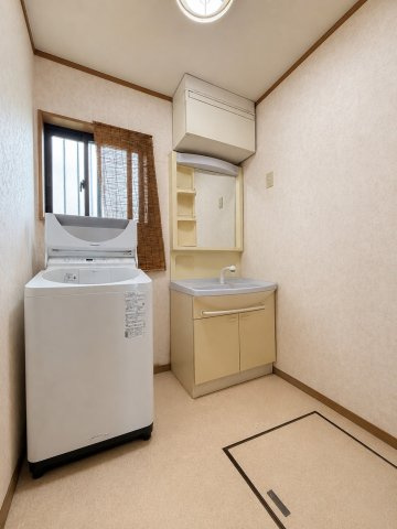 窓の先には田園風景×光あふれる吹抜けリビングの家の脱衣所