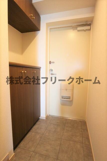 三鷹市下連雀７丁目の賃貸マンションの玄関