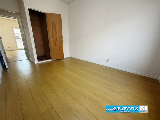 【中古マンション】洞ヶ山テラスハウスの洋室|【洗面室横洋室】
◆広々とした居住空間は日々の暮らしを彩り、心のやすらぎと満足感を与えてくれます。通風と採光を考慮した設計は子供たちはのびのび育ち、家族でくつろぎと団らんを生み出します。