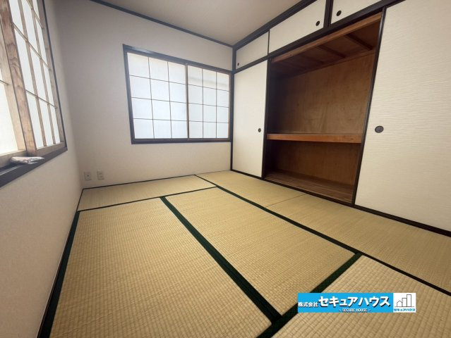 【中古マンション】洞ヶ山テラスハウスの和室|【和室6帖】
◆落ち着いた雰囲気の和室は、畳の心地よさを楽しめる癒しの空間。来客時の客間としてはもちろん、寝室やくつろぎスペースとしても活用できます。