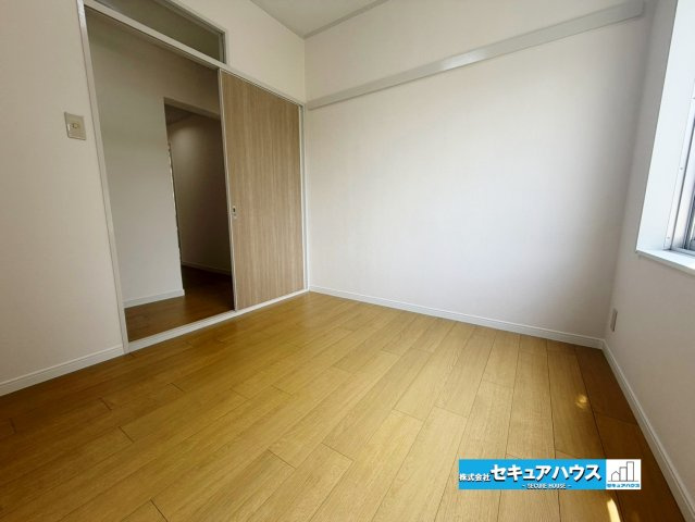 【中古マンション】洞ヶ山テラスハウスの洋室|【洋室】
◆家族一人ひとりの大切なプライベート空間。趣味に合わせて使って頂けるようシンプルに仕上げてあります。暮らし心地を大きく左右する収納を、適材適所に配置し使い勝手を考慮しました。