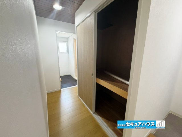 【中古マンション】洞ヶ山テラスハウスの収納|【玄関横廊下収納】
◆廊下には便利な収納スペースを設置。日用品や掃除用品、家族みんなの荷物などをすっきり収納でき、住まいをいつでもきれいに保てます♪