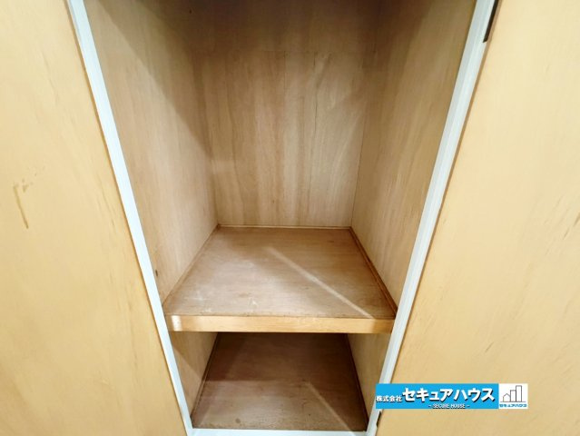 【中古マンション】洞ヶ山テラスハウスの収納|【廊下収納】
◆廊下に収納スペースを設け、生活感の出やすい荷物もすっきり整理できます。使いたい場所にすぐ収納できる、毎日の暮らしに嬉しい便利な収納です♪