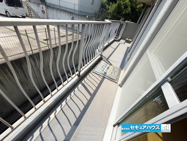 【中古マンション】洞ヶ山テラスハウスのバルコニー|【バルコニー】
◆開放感のあるバルコニーは、洗濯物を干すのはもちろん、外の空気を感じながらリフレッシュできる嬉しい空間。毎日の暮らしを快適に彩ります♪