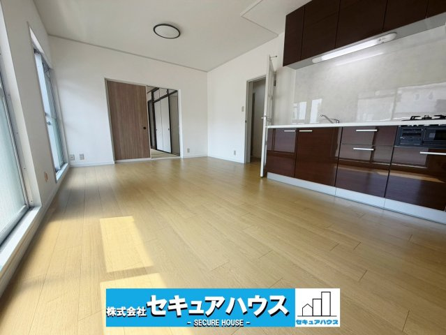 【中古マンション】洞ヶ山テラスハウスの居間・リビング|現地のご見学はご予約制にて承っております♪
お気軽にお問合せください☆
◆駐車場1台無料♪
◆南西角部屋で日当たり良好◎