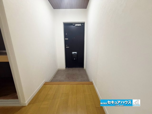 【中古マンション】洞ヶ山テラスハウスの玄関|【玄関】
◆お家に出会う人々を迎える玄関だからこそ、広々清潔感あふれる空間にしたいものです。採光・通風にも配慮された設計で毎日明るい空間をキープします♪