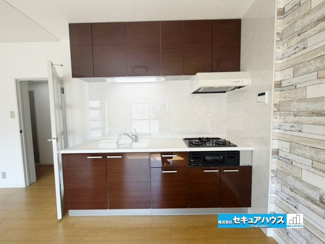 【中古マンション】洞ヶ山テラスハウスのキッチン|【キッチン】
◆広々キッチンスペース 同時にたくさんの料理が調理できる。「焼く・蒸す・煮る」の工程を同時進行で進めることができるので、料理を素早く作ることができます。育児でバタバタ忙しいママに嬉しい♪