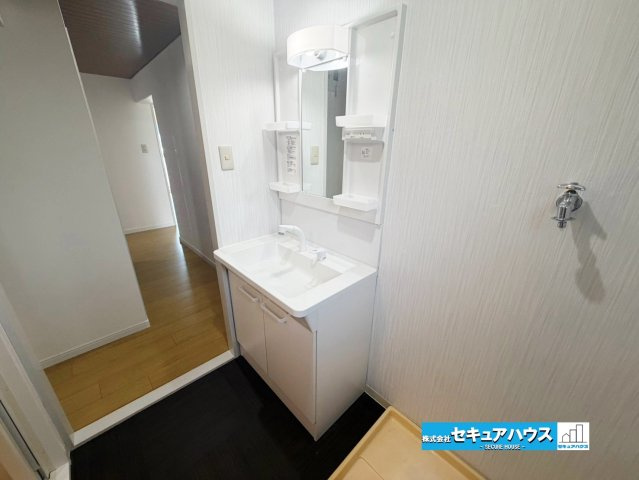 【中古マンション】洞ヶ山テラスハウスの独立洗面台|【独立洗面化粧台】
◆使いやすく収納力も備えた洗面化粧台。毎日の身支度がしやすく、洗面用品や小物もすっきり整理できる便利な空間です。
◆電源を付属しているのでドライヤーなど利用できます。
