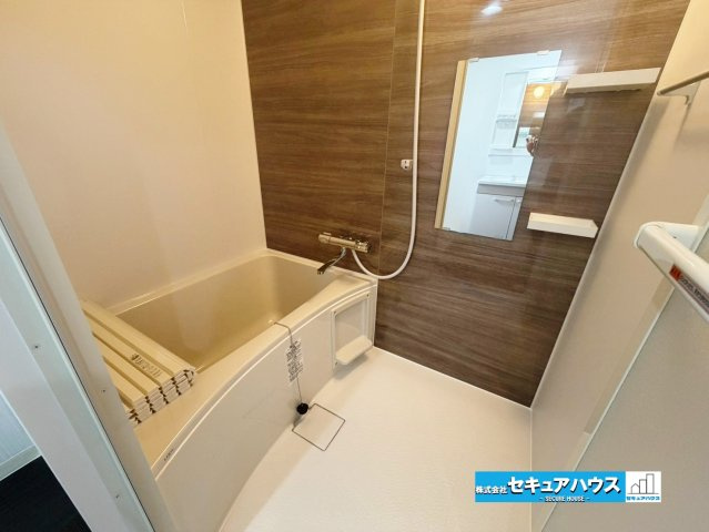【中古マンション】洞ヶ山テラスハウスの浴室|【浴室】
◆アクセントパネルで落ち着きのある雰囲気を演出します。毎日の疲れを癒やすバスタイムをお楽しみ下さい！ 窓付きで、カビの繁殖を抑える効果があります。また、空間を明るく広く見せる効果もあります。
