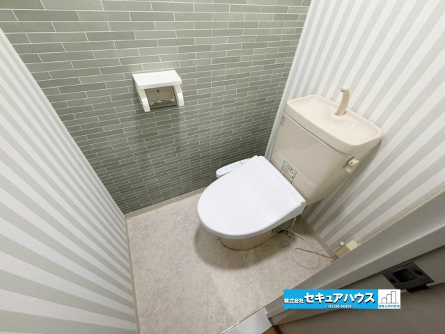 【中古マンション】洞ヶ山テラスハウスのトイレ|【高機能トイレ】
◆高機能トイレの多くは便器のフタの開閉が自動であり、使用後に手動で水を流す面倒もなく非常に便利です。スタイリッシュな見た目で、お掃除しやすく、節水効果が高いです。