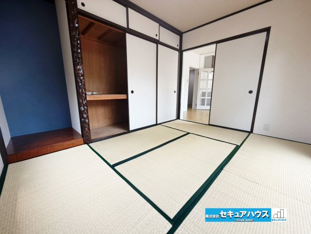 【中古マンション】洞ヶ山テラスハウスの和室|【LDK横和室6帖】
◆畳の温かみを感じられる和室は、ゆったりとくつろげる落ち着いた空間。客間やお子さまの遊び場など、さまざまな用途に活用できます。