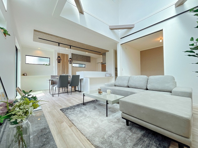 【その他】 | トラストステージ　新座市片山3丁目23期　全2区画　(保谷店) | 【弊社施工例：リビング】
暮らしにゆとりと安らぎを与える開放感いっぱいの吹抜け。上下階の一体感も家族のふれあいを演出。
※画像には家具等のオプション商品も含まれます。