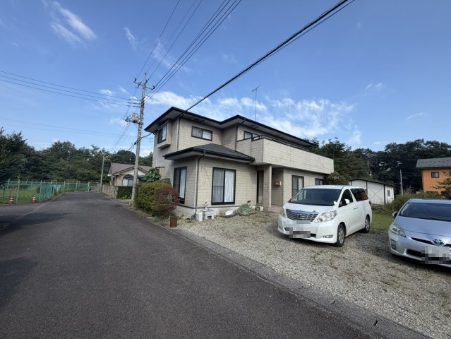 広々2世帯住宅！綺麗で住みやすい邸宅×広々駐車スペースの前面道路含む現地写真
