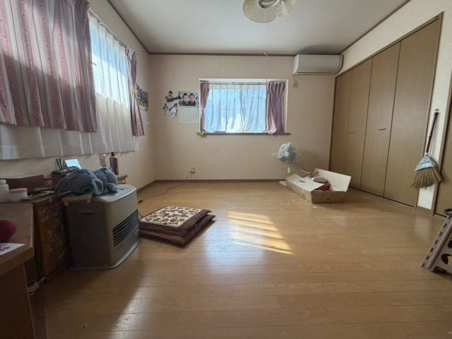 広々2世帯住宅！綺麗で住みやすい邸宅×広々駐車スペースの洋室