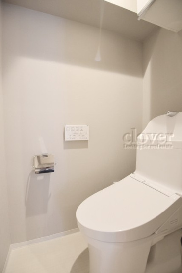 【トイレ】 | ライオンズマンション鉄砲洲第二 | 上部に収納を備えたトイレです。自宅の中でも最もプライベートな空間だからこそ、ほしい「落ち着き」がここにあります。～即日のご見学可能～　お問合せはお気軽にどうぞ。

