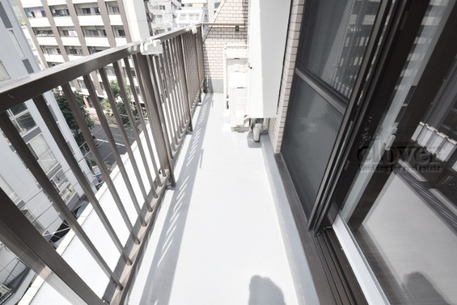 【バルコニー】 | ライオンズマンション鉄砲洲第二 | バルコニーの様子。ここからの眺めが、日々のストレスを発散してくれることでしょう。ちなみにバルコニーは専有部分ではなく「共用部分」の扱いです。～即日のご見学可能～　お問合せはお気軽にどうぞ。
