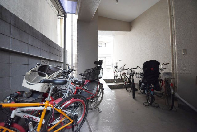 【駐輪場】 | ライオンズマンション鉄砲洲第二 | 自転車置き場。マンションの共用部にあたります。空きの有無や駐輪料金、各戸の台数制限などについては、改めてお問い合わせください。～即日のご見学可能～　お問合せはお気軽にどうぞ。