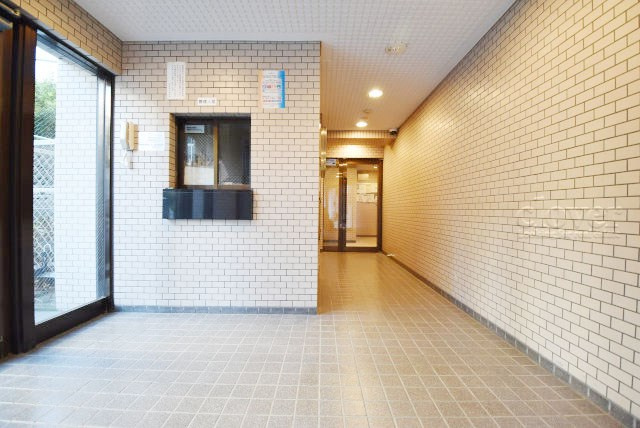 【ロビー】 | ライオンズマンション鉄砲洲第二 | 集合ポストなどを備えたエントランスホール。ここもマンションの顔となる部分であり、しっかりと清掃の行き届いたさまに安心感をおぼえます。～即日のご見学可能～　お問合せはお気軽にどうぞ。