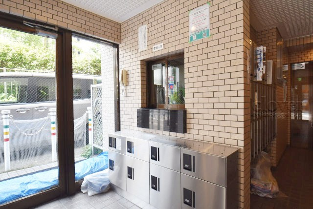 【設備】 | ライオンズマンション鉄砲洲第二 | 仕事をしたり、家をあけがちな人にとっては必須となる、宅配BOX。ネット通販や宅配サービスの利用頻度が高い人にとっても、うれしい設備です。～即日のご見学可能～　お問合せはお気軽にどうぞ。