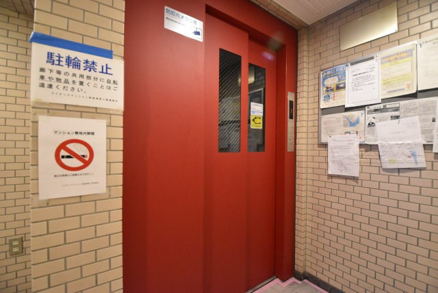 【設備】 | ライオンズマンション鉄砲洲第二 | 部外者の出入りを規制するオートロックの操作盤。「マンションに欲しいセキュリティ」の筆頭格です。これがあるだけで、安心感はひときわ増します。～即日のご見学可能～　お問合せはお気軽にどうぞ。