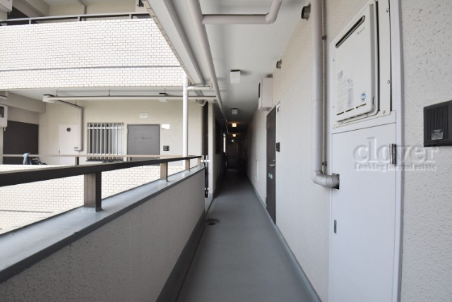 【その他共用部分】 | ライオンズマンション鉄砲洲第二 | 共用廊下です。ここもきれいに清掃されています。周囲のお部屋の様子も、ぜひ伺ってみてください。～即日のご見学可能～　お問合せはお気軽にどうぞ。
