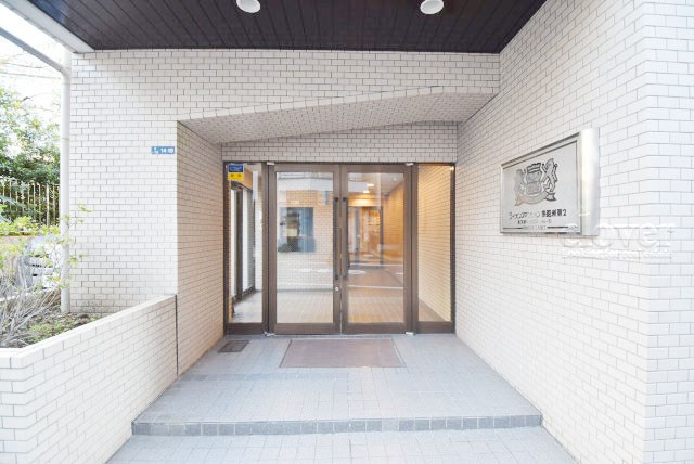 【エントランス】 | ライオンズマンション鉄砲洲第二 | お客様を、そして住人を出迎えてくれるマンションのエントランス。ゴミが落ちていないことからも、管理状態の良さや住民の節度の高さが見て取れます。～即日のご見学可能～　お問合せはお気軽にどうぞ。